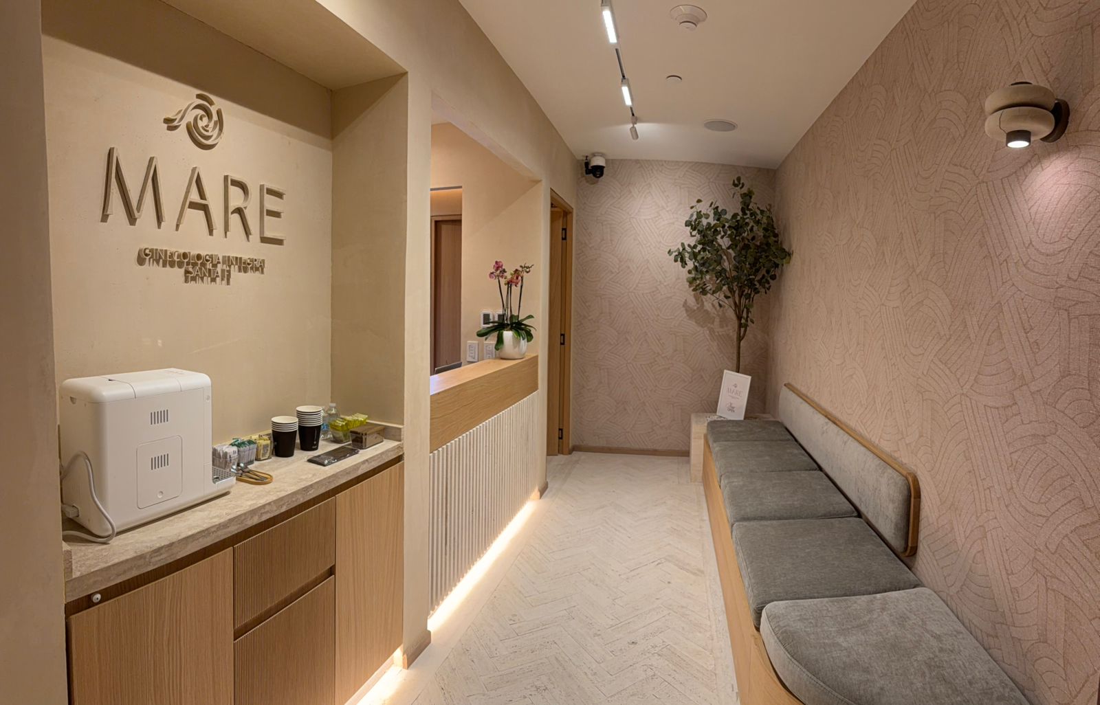 Interior moderno de la clínica MARE